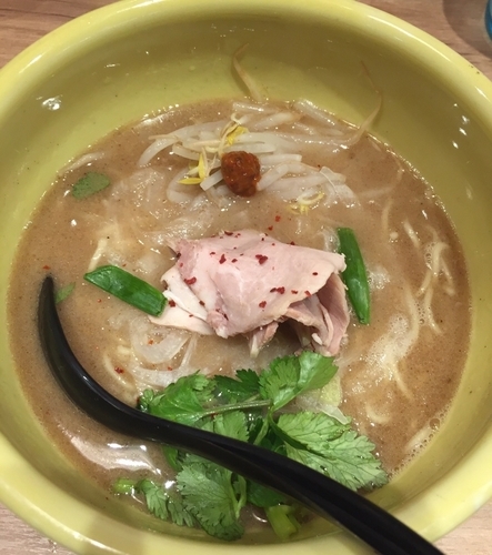 「スパイストンコツソバ」@ソラノイロ トンコツ&キノコの写真