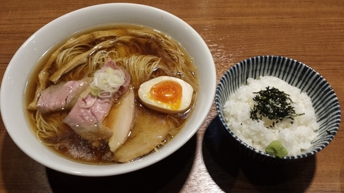 「川越醤油ラーメン(鶏)大盛850円飯割り110円」@寿製麺よしかわ 川越店の写真