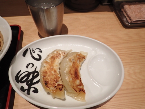 「心の味餃子(大) 2個(２４０円)」@松戸富田麺業 千葉駅構内店の写真
