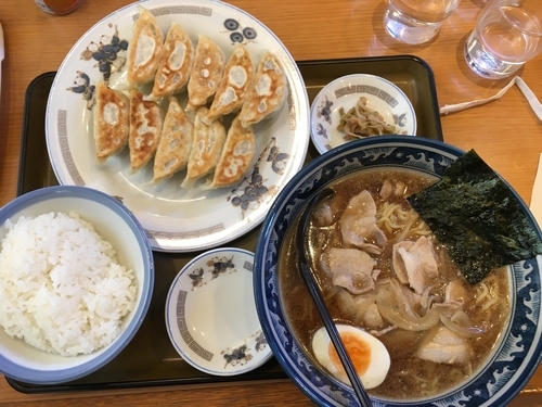 「豚バララーメン＋餃子10個セット／¥650+550」@らーめん食堂 かかし 所沢店の写真