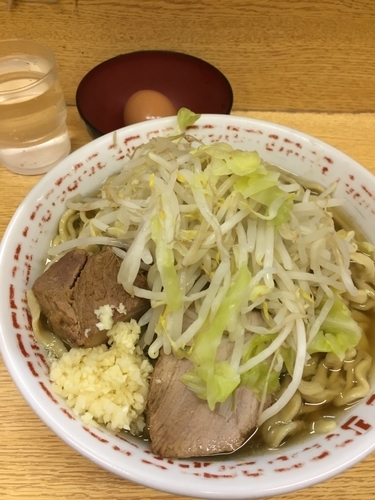 「小 ニンニク 野菜少なめ 生卵」@ラーメン二郎 環七新新代田店の写真