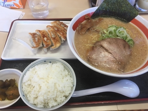 「正油とんこつラーメン大盛り＋餃子セット」@ラーメン屋 壱番亭 小見川店の写真