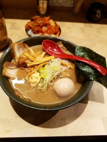 「特製らーめん＋ごはん(キムチ＆ごはん食べ放題)」@にぼしらーめん88の写真