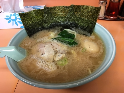 「ラーメン中盛り味玉」@梅浜亭の写真