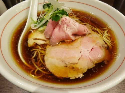「ラーメン 黒 750円 ＋ チャーシュー丼 300円」@八咫烏の写真