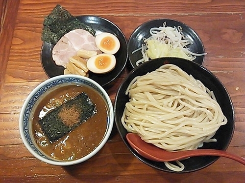 「辛つけ麺（中）＋三田盛り・ちょこっと野菜」@つけ麺専門店 三田製麺所 池袋西口店の写真