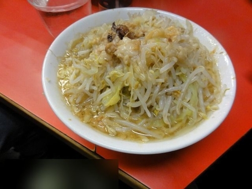 「ラーメン600円　麺硬め　ニンニク　脂」@ラーメン二郎 三田本店の写真