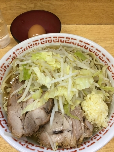 「小 野菜少なめ ニンニク いい卵」@ラーメン二郎 環七新新代田店の写真