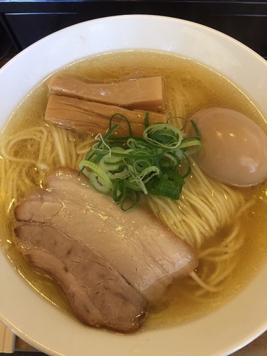 「淡麗鶏塩そば（大盛り）＋味玉」@塩つけ麺 灯花の写真