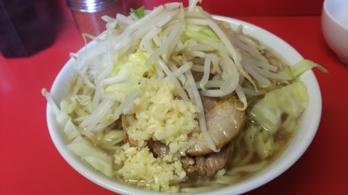 「小ラーメン＋生卵（にんにく）」@ラーメン二郎 千住大橋駅前店の写真