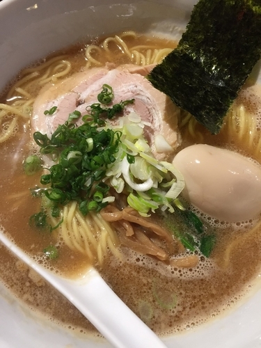 「醤油ラーメン（大盛り）＋黒味玉」@RAMEN CiQUEの写真
