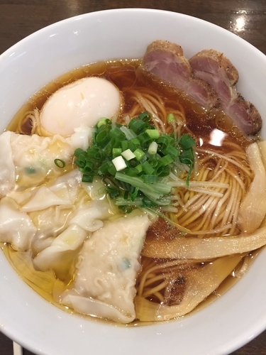 「醤油その１（大盛り）＋味玉＋ワンタン」@中華そば 安成の写真