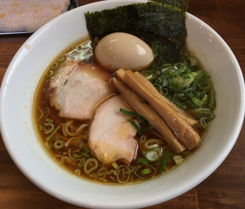「正油ラーメン・大盛り＋味付玉子（￥690＋￥120）」@まるもり製麺の写真