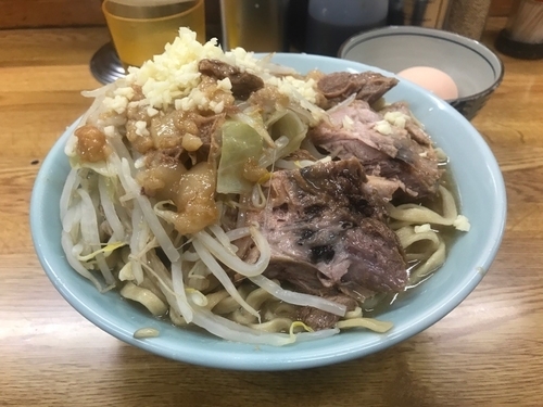 「ラーメン豚増し（ニンニク、アブラ）850円＋生玉子50円」@ラーメン そらの写真