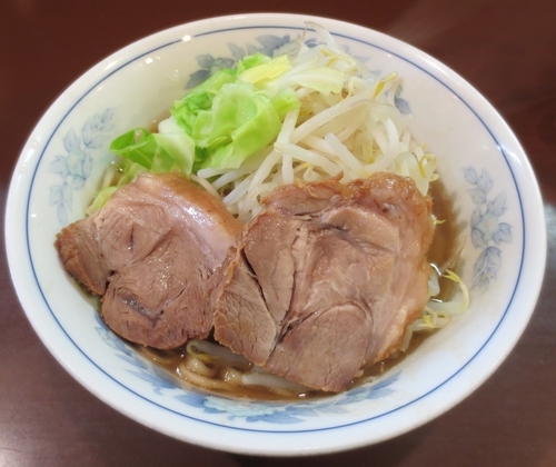「らーめん（少な目）＋チョイ野菜マシ　680円」@らーめん陸の写真