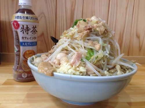 「大ラーメン野菜マシマシ大蒜脂カラメ＋ウズラ」@ラーメン寿々㐂の写真