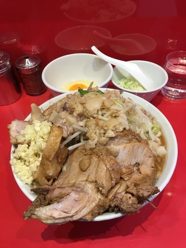 「小豚白ネギ生卵全マシニンニク多め」@ラーメン二郎 西台駅前店の写真