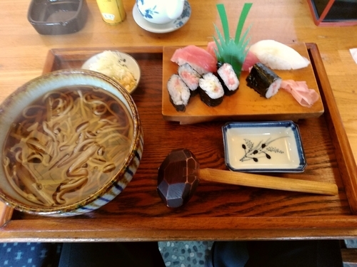 「にぎりセット(そば＋にぎり3かん＋巻物1本)1,000円」@みのり寿司の写真