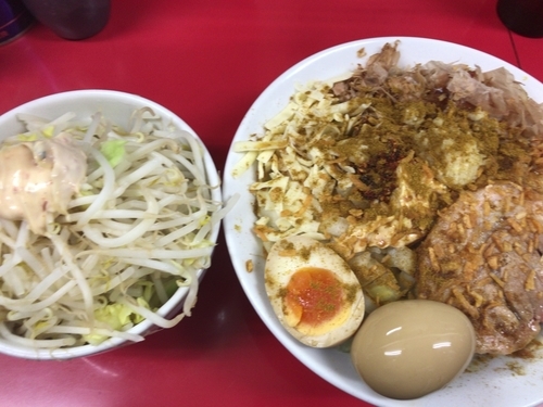 「まぜそば（並）750円・タマネギ50円・変身100円」@びんびん豚の写真