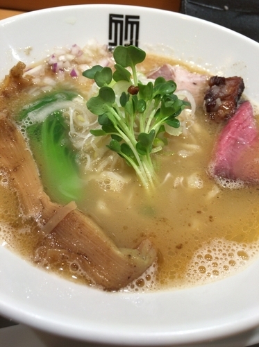 「ヤシオマスの塩そば ８８０円 麺半分」@竹末東京プレミアムの写真