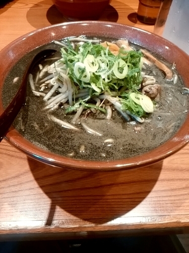 「黒味噌らーめん （大盛）」@味噌麺処 伝蔵 渋谷センター街店の写真