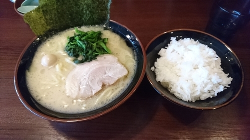 「塩豚骨らーめん ライス」@喜多見家 大田原店の写真