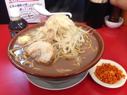 「大ラーメン硬め800gアブラマシマシニンニク辛揚げ（別皿）」@鷹の目 獨協大学前本店の写真
