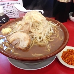 大ラーメン硬め800gアブラマシマシニンニク辛揚げ（別皿）
