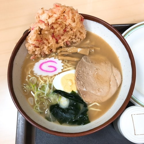 「煮干しラーメン＋紅生姜天」@名代 富士そば 池袋店の写真