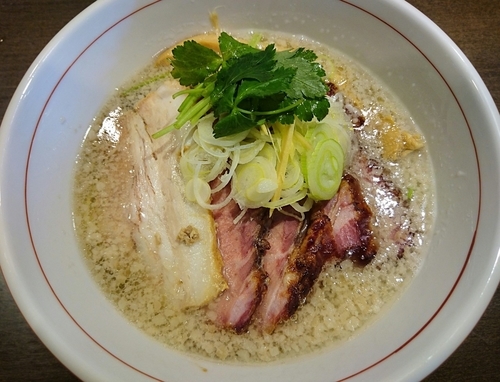 「背脂地鶏中華そば（塩・細麺）＋釜焼きチャーシュー」@麺や 虎徹の写真