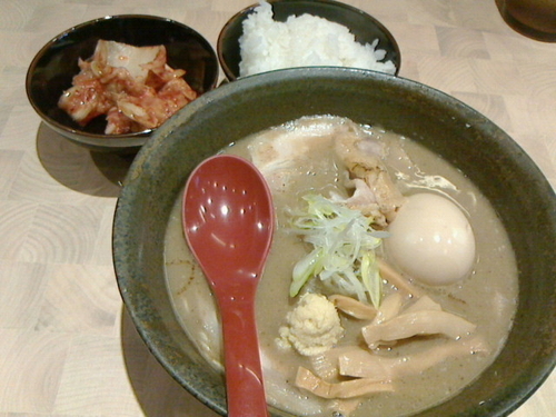 「ラーメン並、味たま、無料ライス＋キムチ」@にぼしらーめん88の写真