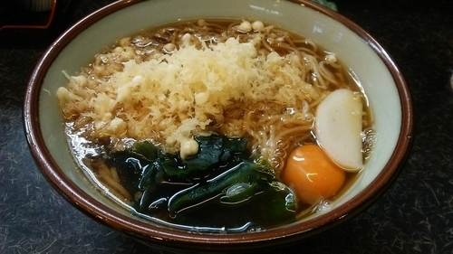 「たぬきそば 380円 ＋ 生玉子 50円」@文殊 亀戸店の写真