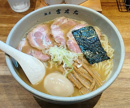 「味玉ラーメン(大盛り)＋チャーシュー」@麺屋吉左右の写真
