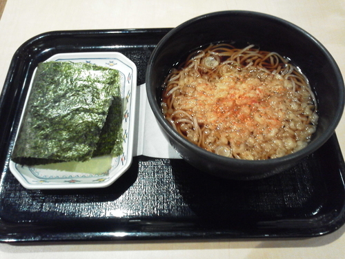 「門前そば+おにぎり 390+150=540円」@立喰いそば酒処 つきじ亭の写真