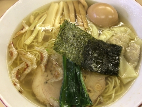 「富山ホワイトワンタン麺1050円（ﾗｰﾊﾟｽ味玉付き)」@支那そば 心麺の写真