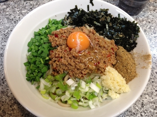 「台湾まぜそば（中盛）＋魚粉＋海苔、880（同額）＋100＋サ」@ラーメンとりとんの写真