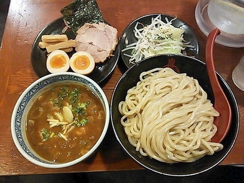 「生姜つけ麺（中）＋三田盛り・ちょこっと野菜」@つけ麺専門店 三田製麺所 池袋西口店の写真