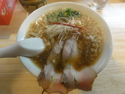 「醤油拉麺（中太平打ち麺）」@ミヤタヌードル 祇園店の写真