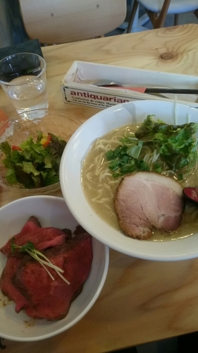 「鶏パイタンラーメン＋ミニローストビーフ丼セット １０２６円」@Red Heart kitchenの写真