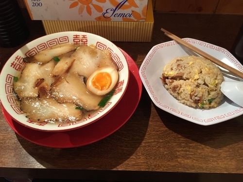 「焼豚ラーメン700円+半チャン300円」@焼豚ラーメン 三條の写真