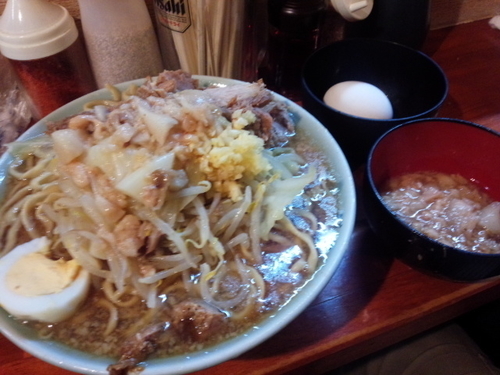「ラーメン・生玉子(コール：ニンニクアブラ)」@ラーメン富士丸 西新井大師店の写真