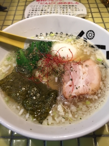 「パイナップル塩ラーメン 味玉」@パイナップルラーメン屋さん パパパパパインの写真