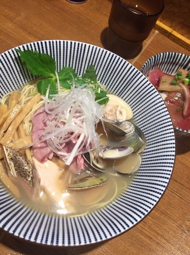 「【限定１周年記念】サワラとハマグリのラーメン＋ブリ丼」@寿製麺よしかわ 川越店の写真