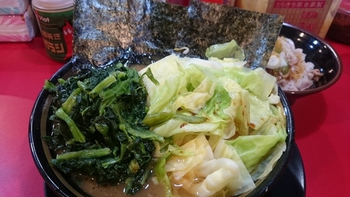 「ラーメン(650円)+キャベツ(100円)+ほうれん草(100円」@家系ラーメン とらきち家の写真