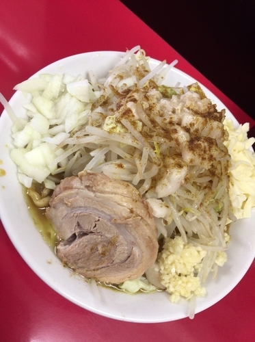 「ラーメン（並）700円  玉葱・チーズ入　変身100円」@びんびん豚の写真
