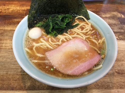 「豚骨醤油らーめん」@壱六家 大和店の写真