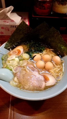 「味玉ラーメン （うずらトッピング）」@豚骨らーめん みうら家の写真