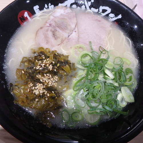 「長浜ラーメン(650円)(カタ)、高菜(100円)」@長浜ナンバーワン 松山店の写真