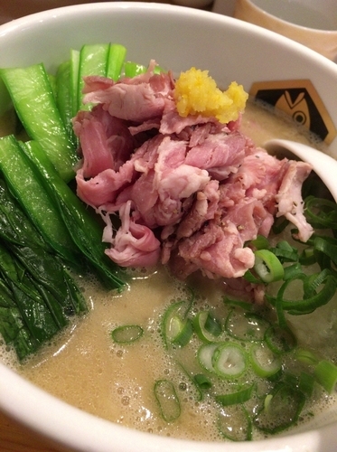 「濃厚真鯛らーめん ８５０円、旬の青菜１００円」@真鯛らーめん 麺魚の写真
