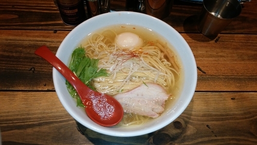 「香彩鶏だし味玉塩らーめん大盛」@麺屋 翔 西新宿本店の写真